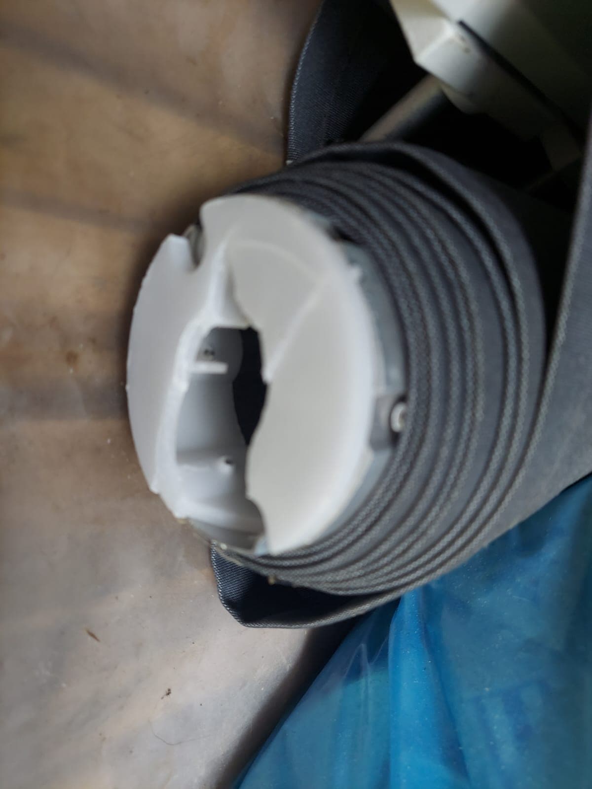 Zlomený diel pri žalúziách