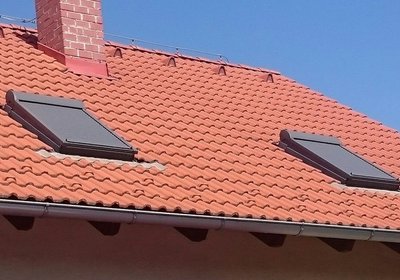 Vonkajšie rolety pre strešné okná pohlad na strechu domu