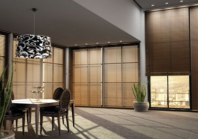 Interiérové horizontálne žalúzie ze dreva luxusna jedáleň
