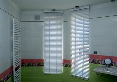 Interiérové horizontálne žalúzie ze dreva biela kúpeľňa