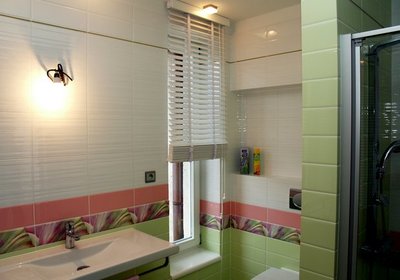 Interiérové horizontálne žalúzie ze dreva kúpeľňa toaleta