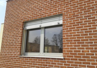 Exteriérové horizontálne žalúzie Prominent S90, S75 tehlovy dom okno
