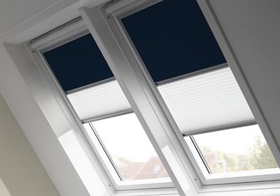 Interiérové rolety s kazetou pre strešné okná modrá