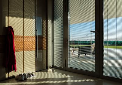 Interiérové horizontálne žalúzie Basic Design francuzske okno na terase