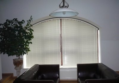 Interiérové žalúzie K-design biely oblouk okno