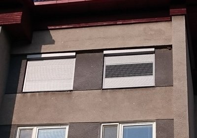 Exteriérové  Rolety JalouRoll® na okna paneloveho domu