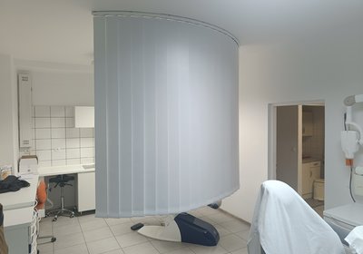 Sanitovateĺné oblúkové vertikálne žalúzie - Zubná ambulancia, Handlová