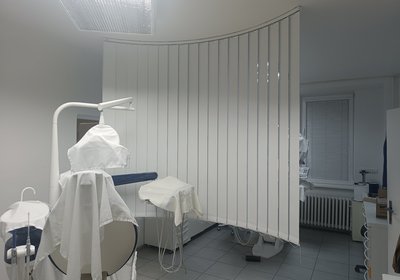 Sanitovateĺné oblúkové vertikálne žalúzie - Zubná ambulancia, Handlová