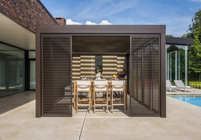 Bioklimatická pergola s bočným paravánom