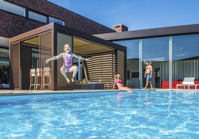 Bioklimatická pergola s bočným presklením