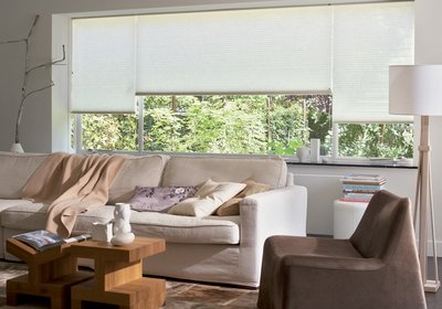 Luxusná plisovaná roleta Duette® biela obývačka