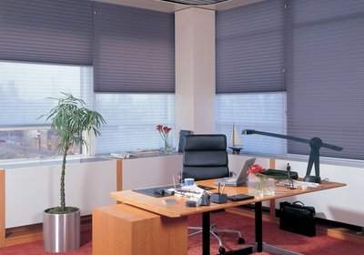 Látkové dekoratívne tienenie Plisé v kancelári