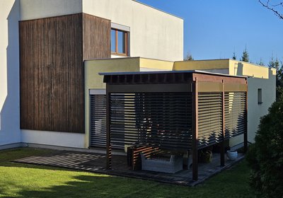 Exteriérové horizontálne žalúzie Prominent Z-90 rodinný dom pergola