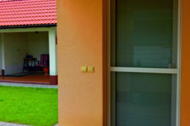 Chráňte svoj domov pred hmyzom. Pomôžu pántové dverové siete s montážnym rámom.
